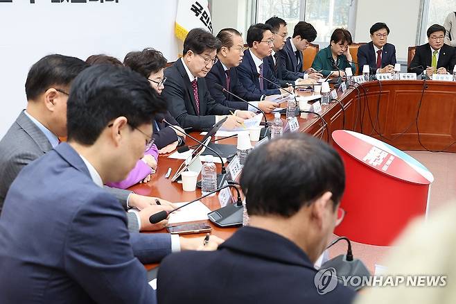 국민의힘 비상대책위원회의 (서울=연합뉴스) 김주성 기자 = 국민의힘 권영세 비상대책위원장이 10일 서울 여의도 국회에서 열린 비상대책위원회의에서 발언하고 있다. 2025.2.10 utzza@yna.co.kr