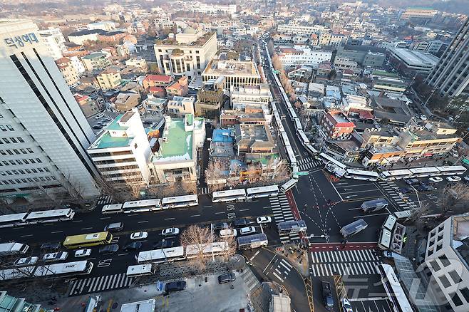 윤석열 대통령 탄핵 심판 7차 변론기일인 11일 서울 종로구 헌법재판소 인근 도로를 경찰이 통제하고 있다. 2025.2.11/뉴스1 ⓒ News1 김도우 기자