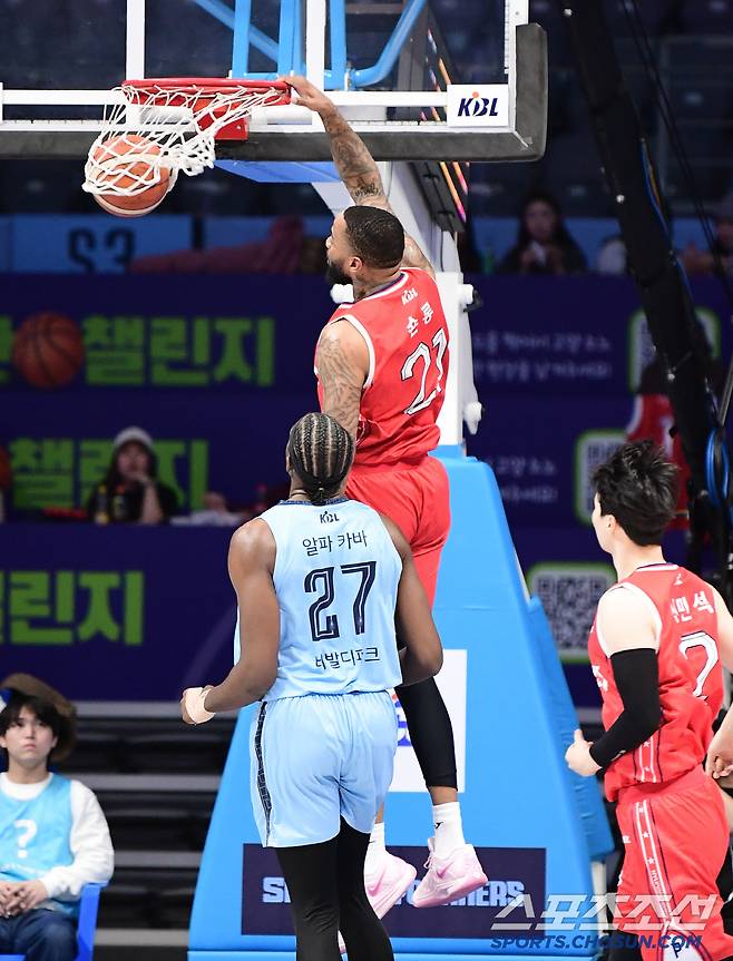 11일 고양 소노아레나에서 열린 프로농구 고양 소노와 울산 현대모비스의 경기. 울산 숀롱이 덩크슛을 성공시키고 있다. 고양=송정헌 기자songs@sportschosun.com/2025.02.11/