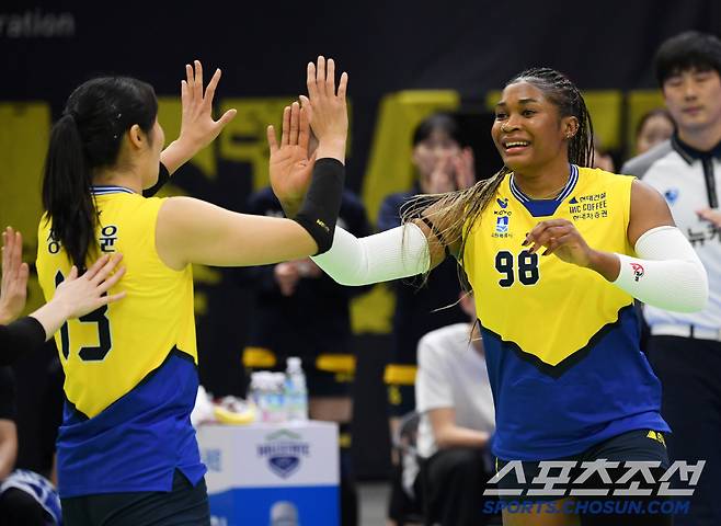 11일 수원체육관에서 열린 V리그 현대건설과 도로공사의 경기. 현대건설 모마가 득점 후 환호하고 있다. 수원=박재만 기자 pjm@sportschosun.com/2025.02.11/