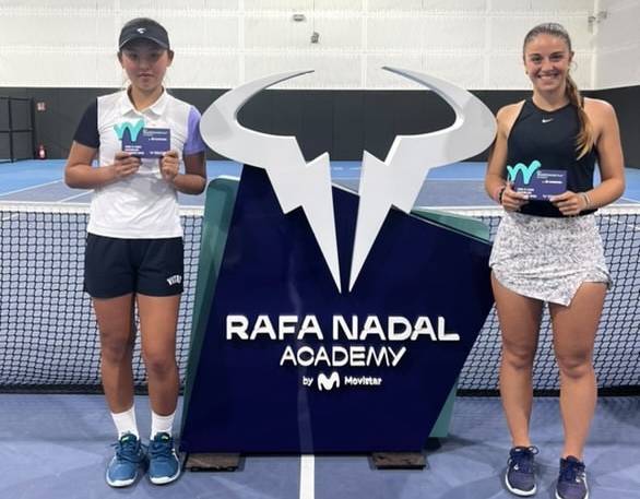 마나코르 국제주니어대회에서 2주 연속 복식 우승을 차지한 손하윤(왼쪽)