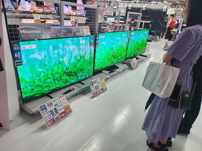 지난해 9월 도쿄 시내 최대 전자 거리 아키하바라에 있는 빅카메라 아키바점 내부 모습. 지나가던 고객이 중국 하이센스 제품을 구경하고 있다. ⓒ임채현 기자