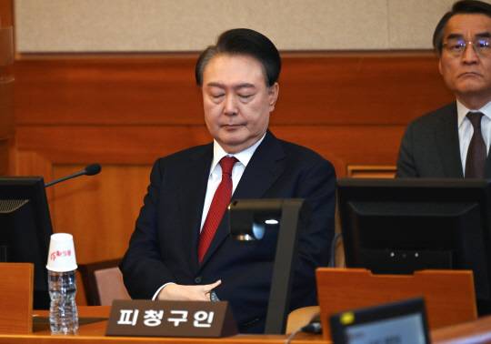 지난 2월6일 윤석열 대통령이 서울 종로구 헌법재판소에서 열린 탄핵심판 6차 변론기일에 출석해 눈을 감고 있다.<사진공동취재단·연합뉴스>
