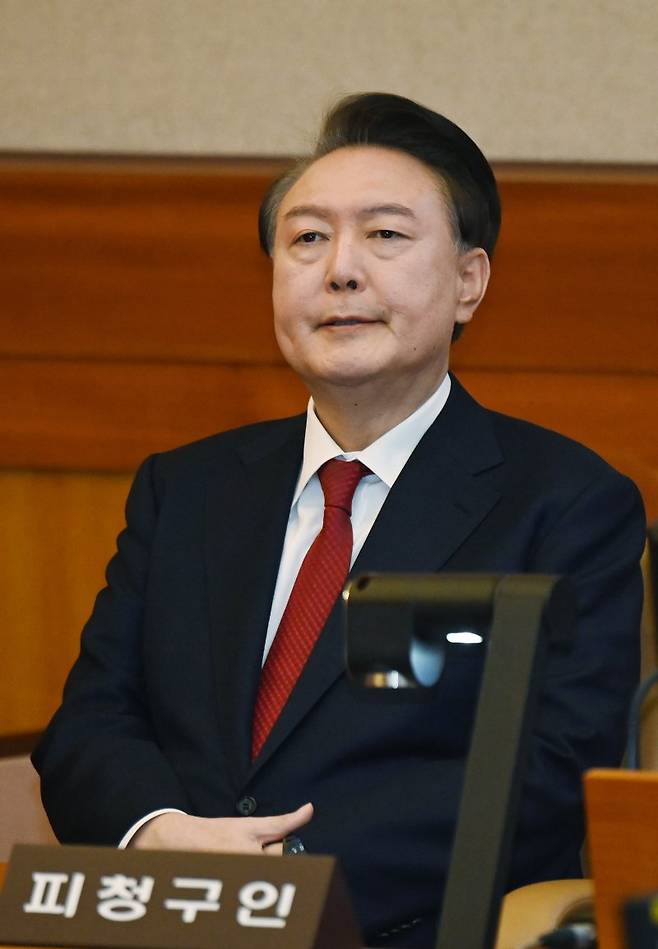 윤석열 대통령이 지난 6일 서울 종로구 헌법재판소 대심판정에서 열린 탄핵 심판 6차 변론에 출석해 생각에 잠겨 있다. 2025.02.06. /사진=뉴시스