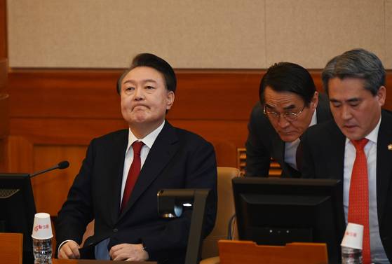 윤석열 대통령이 6일 오전 서울 종로구 헌법재판소 대심판정에서 열린 탄핵심판 6차 변론기일에 출석해 잠시 생각에 잠겨 있다. 뉴스1