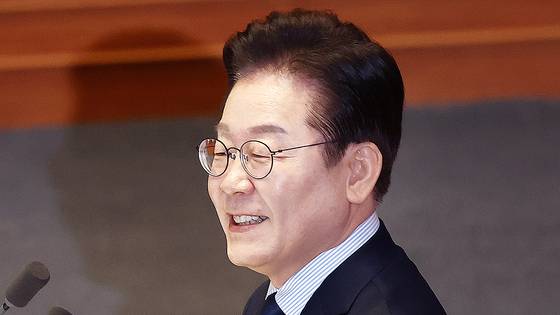 이재명 더불어민주당 대표가 10일 오전 서울 여의도 국회에서 열린 본회의에서 교섭단체 대표연설을 하던 도중 미소를 보이고 있다. 뉴스1