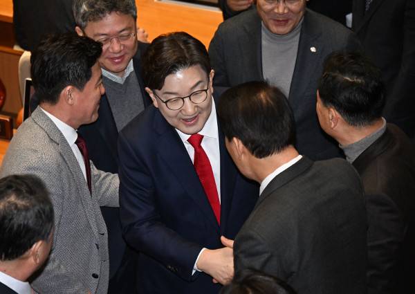 권성동 국민의힘 원내대표가 11일 국회 교섭단체 대표연설을 마친 뒤 여당 의원들과 악수하고 있다. 그는 비상계엄 사태를 사과하면서도 더불어민주당 책임론을 주장했다. 이병주 기자