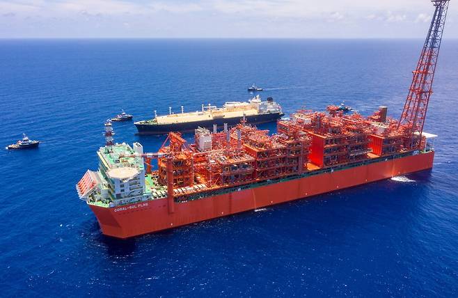 모잠비크 코랄 사우스 해상부유식 액화플랜트(FLNG) 전경.