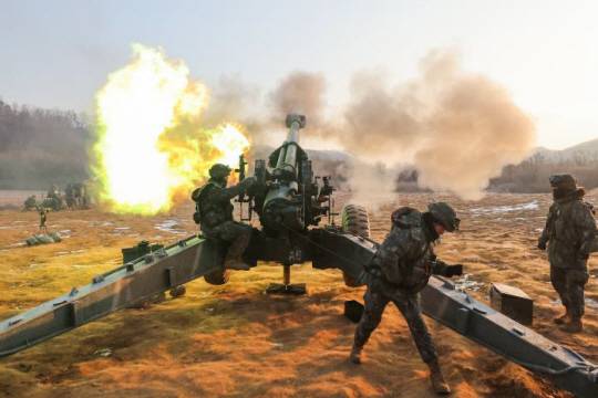 육군73보병사단 155㎜ 견인곡사포가 11일 경기 연천군 다락대과학화훈련장에서 진행된 포탄사격훈련에서 표적을 향해 불을 뿜고 있다. 훈련에 참가한 상비예비군들은 현역 장병과 사격 절차를 빠르고 정확하게 수행하며 전투 전문가로서 기량을 뽐내고 있다. 국방일보 제공