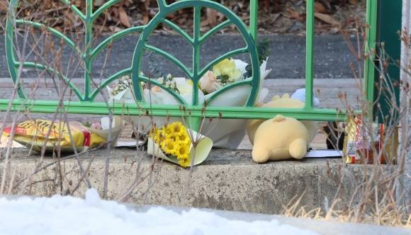 11일 오전 초등생 1학년 여아가 살해당한 대전 서구 한 초등학교에 시민들이 두고 간 편지와 꽃, 과자, 인형 등이 놓여있다. 2025.2.11 연합뉴스