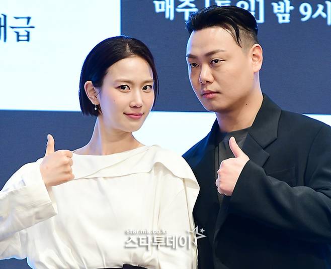 배우 장희령(왼쪽)과 임재혁. <강영국 기자>