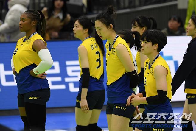 11일 수원체육관에서 열린 V리그 현대건설과 도로공사의 경기. 패한 현대건설 선수들이 아쉬워하고 있다. 수원=박재만 기자 pjm@sportschosun.com/2025.02.11/