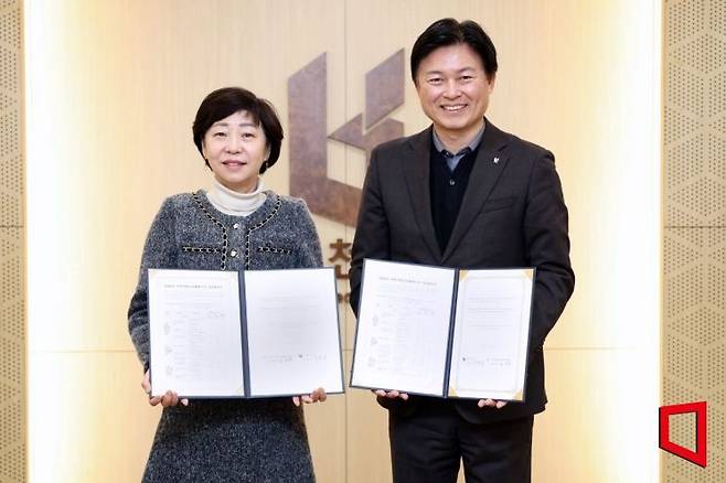 조용익 부천시장(오른쪽)과 김선복 부천교육지원청 교육장이 11일 '2025 부천미래교육협력지구 사업' 추진을 위한 부속합의를 체결한 뒤 기념촬영을 하고 있다. 부천시 제공