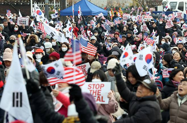 지난달 14일 서울 용산구 대통령 관저 인근에서 신자유연대 등 참가자들이 대통령 수호 집회를 하고 있다. /뉴시스
