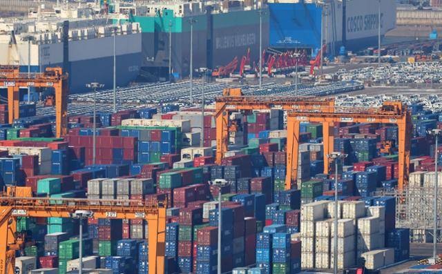 11일 경기 평택항에 수출용 차들과 컨테이너 박스들이 세워져 있다. 연합뉴스