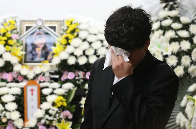 12일 대전 서구 한 초등학교에서 40대 교사에게 살해된 김하늘양의 아버지가 건양대병원 장례식장에 마련된 빈소에서 취재진과 인터뷰중 눈물을 닦고 있다. / 사진=뉴스1