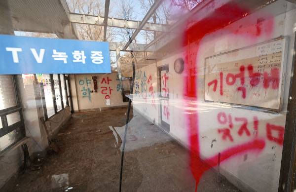 경기도 남양주시 화도읍의 한 주유소 건물 내부 벽에는 온갖 낙서가 가득하다. 이 주유소는 4년째 휴업 중이고, 건물과 시설물은 관리되지 않고 있다.