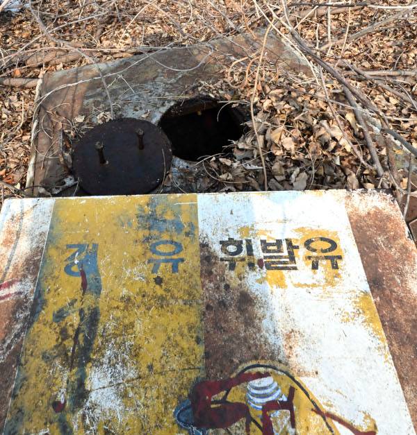 주유소는 폐업하면 땅속에 묻어둔 기름탱크를 철거해야 한다. 남아 있는 유증기 때문에 화재 위험이 있어서다. 지난 9일 찾은 강원도 춘천시의 한 폐업 주유소에선 기름탱크 덮개가 열린 채 방치돼 있다.