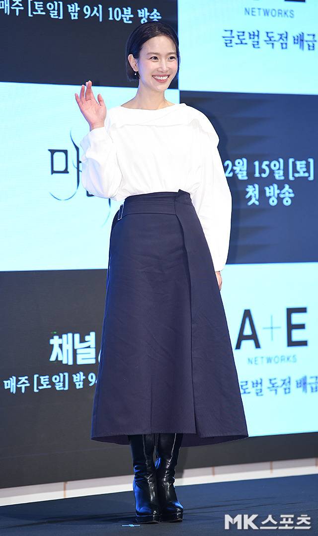 장희령은 하이웨이스트 디자인의 롱스커트는 그의 긴 다리 라인을 더욱 돋보이게 했으며, 여기에 블랙 롱부츠를 매치해 세련된 감성을 더했다.사진=천정환 기자