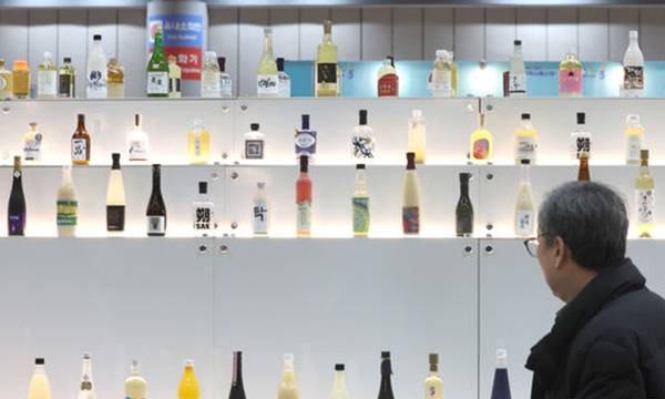 '우리쌀·우리술 K-라이스페스타'에서 한 관람객이 우리쌀로 만든 전통주를 살펴보고 있다. 뉴시스