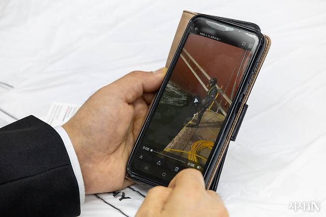 고 김기범씨의 아버지가 생전 아들이 잠수하던 영상을 몇 번이고 돌려보고 있다. ⓒ시사IN 신선영