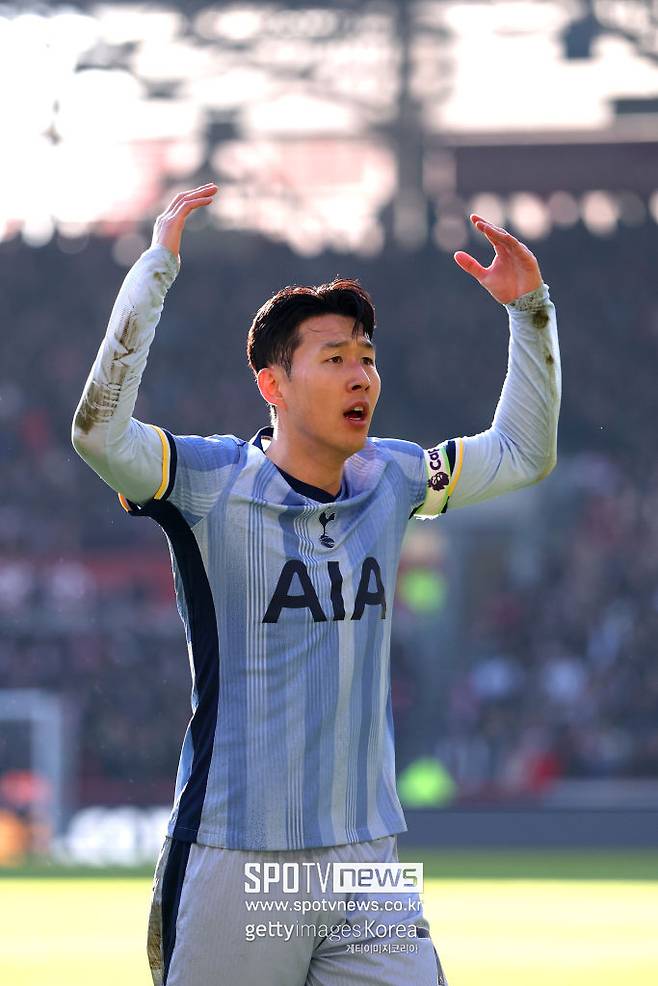 ▲ 손흥민은 매년 여름 꾸준히 사우디아라비아의 오일머니 제안을 받아왔지만, 이를 거절하고 토트넘에 남기로 결정했다. 특히 사우디아라비아 알이티하드가 손흥민에게 연봉 3000만 유로(약 400억 원)에 4년 계약을 제안한 것으로 알려졌지만, 손흥민은 이를 단번에 거절했다. 당시 손흥민은 \"대한민국 대표팀 주장은 사우디에 가지 않는다\"고 말하며 이적설을 일축했다.