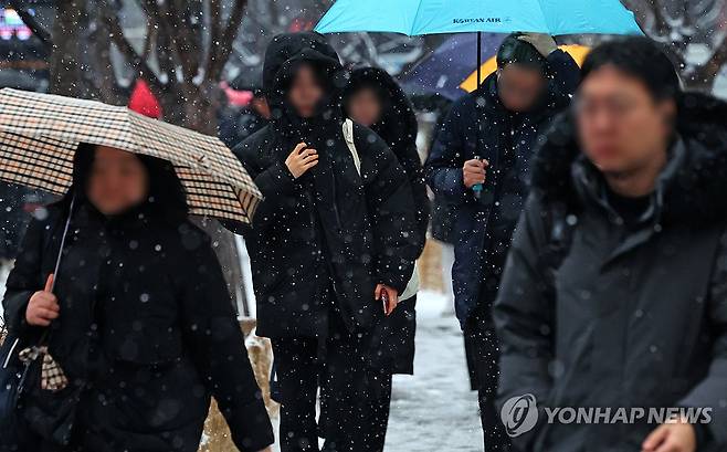 눈 내리는 아침, 출근 재촉하는 시민들 (서울=연합뉴스) 김도훈 기자 = 정월대보름인 12일 눈이 내린 서울 종로구 세종로 사거리 일대에서 시민들이 출근하고 있다.
기상청은 기온이 오르는 오후에는 눈이 비로 바뀌는 곳이 있겠다고 예보했으며 늦은 오후 중부지방 일부 지역에서는 구름 사이로 보름달을 볼 수 있을 것으로 내다봤다. 2025.2.12 superdoo82@yna.co.kr