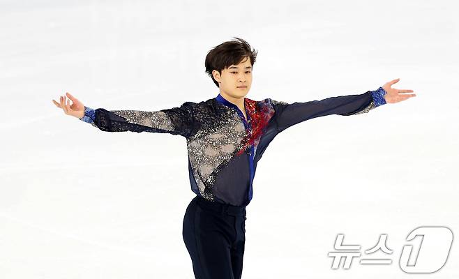 피겨 김현겸이 11일(현지시간) 중국 헤이룽장성 하얼빈 빙상훈련센터 다목적홀에서 열린 하얼빈 동계아시안게임 피겨 남자 싱글 쇼트에서 연기를 펼치고 있다. 2025.2.11/뉴스1 ⓒ News1 이승배 기자