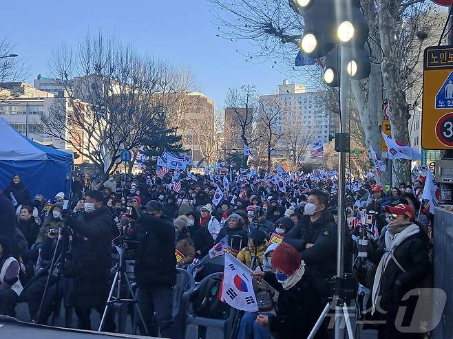 13일 오후 서울 종로구 지하철 3호선 안국역 5분 출구 앞에서 윤석열 대통령 지지자들과 보수단체가 탄핵 반대 집회를 진행하고 있다. / 뉴스1 이강 기자