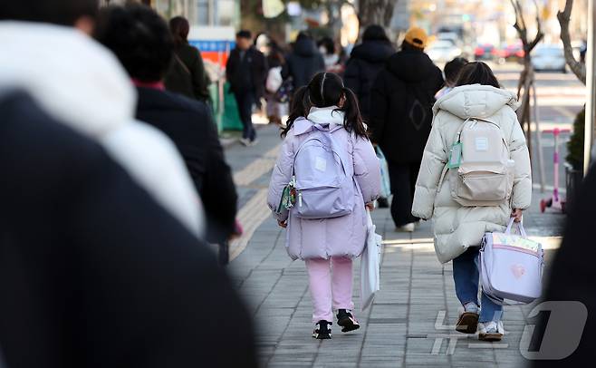 13일 서울의 한 초등학교에서 학생들이 하교하고 있다. 학교에서 교사가 휘두른 흉기에 숨진 8세 초등학생 김하늘 양 피살 사건 이후 여야가 재발 방지 대책 마련을 위한 입법 작업에 착수했다. 2025.2.13/뉴스1 ⓒ News1 이동해 기자