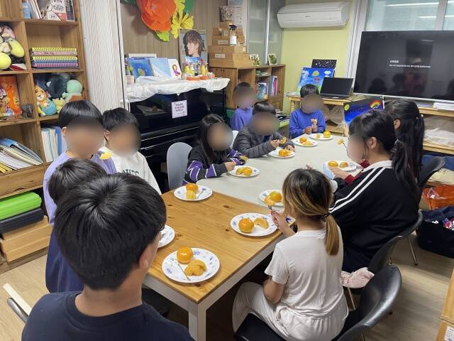 서울는는 '얘들아 과일 먹자' 사업으로 지난해 243개 지역아동센터 이용 아동에게 사과, 토마토 등 제철 과채류를 60회 공급했다. /서울시