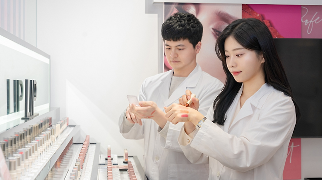 콜마 코리아는 피부색이 어두운 소비자들을 위한 파운데이션, 립스틱, 블러셔 등을 개발하고 있다