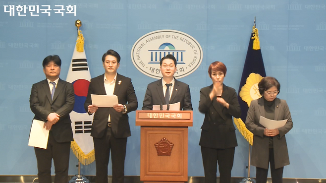 더불어민주당이 13일 서울 여의도 국회 소통관에서 진행한 '팩트체크넷 민주파출소 일일 브리핑'에서 "음란물과 연관된 허위조작 정보를 만들어 광범위하게 유포하는 등 문형배 재판관 등에 대한 인신공격이 지속적으로 이뤄지고 있다"고 밝혔다. /사진=대한민국국회
