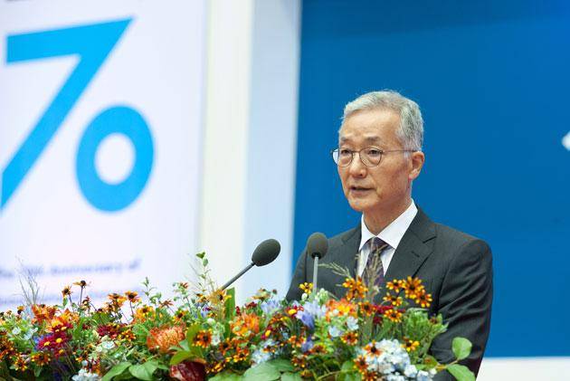 김인권 서울예스병원장이 2016년 8월 서울대 학위수여식에서 축사 연설을 하고 있다. 김 원장은 서울대 의과대학을 졸업하고 한센병 전문병원인 여수애양병원에서 34년간 근무하는 등 의사로서의 인생 대부분을 한센병 환자들과 보냈다. 서울대 제공
