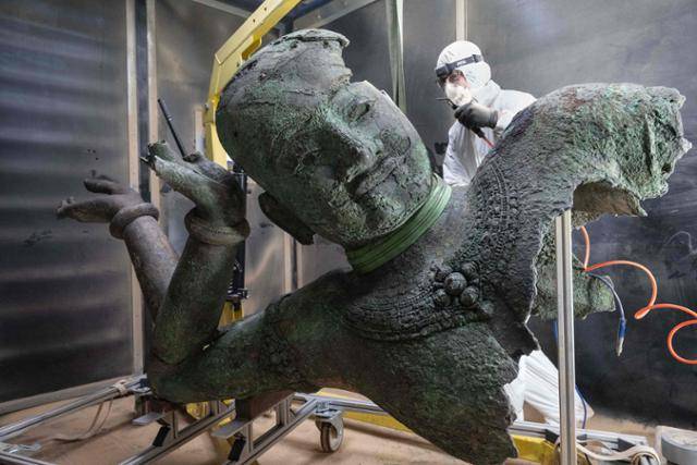 프랑스 서부 낭트의 한 연구소에서 12일 유물 복원 관계자가 오는 4월 파리의 국립 기메 동양 박물관에서 전시할 비슈누 흉상 복원 작업을 하고 있다. 영원의 바다에 누워 있는 힌두교 신 비슈누를 묘사한 흉상은 캄보디아 국립 박물관 소장품의 일부인 11세기 조각상으로 오는 4월 30일부터 9월 8일까지 파리 국립 기메 동양 박물관에서 전시 후 캄보디아 국립박물관으로 돌아갈 예정이다. 낭트=AFP 연합뉴스