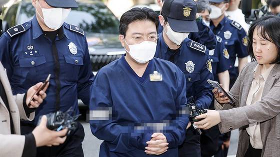 13일 서울남부지법 형사11부(부장 정도성)는 자본시장법 위반 등 혐의를 받는 라덕연 호안투자자문 대표에게 징역 25년, 벌금 1465억1000만원을 선고했다. 추징금은 1944억 8675만 5853원이었다. 사진은 지난 2023년 구속 전 피의자심문에 참여하기 위한 모습. 연합뉴스