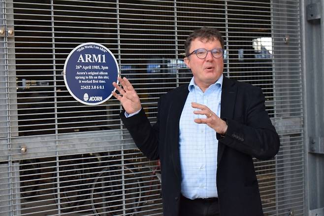 리차드 그리센스웨이트 Arm 총괄 부사장이 Arm이 설계한 최초의 칩이 탄생한 장소를 설명하고 있다. / 사진=강경주 기자