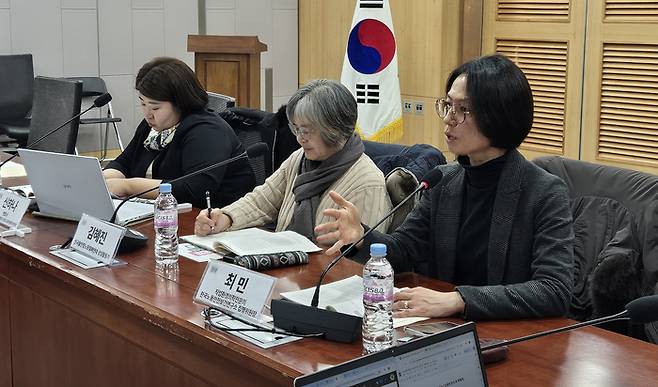 노동·시민사회·진보정당 연대 단체인 ‘재벌특혜 반도체특별법 저지·노동시간 연장 반대 공동행동’ 등이 13일 오후 서울 여의도 국회에서 ‘광장의 요구에 반하는 반도체특별법, 문제를 말하다’ 토론회를 열고 있다. 김태욱 기자
