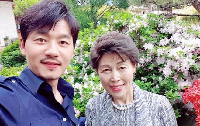 김승수와 그의 모친. 김승수 인스타그램