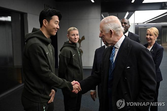 찰스 3세와 손흥민 (런던 로이터=연합뉴스) 찰스 3세 영국 국왕이 12일(현지시간) 런던 토트넘 홋스퍼 스타디움을 방문해 손흥민과 악수하고 있다. 2025.2.13