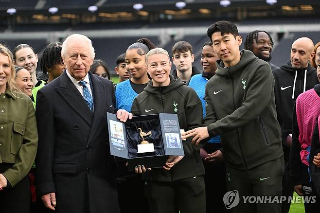 찰스 3세와 손흥민 (런던 로이터=연합뉴스) 찰스 3세 영국 국왕이 12일(현지시간) 런던 토트넘 홋스퍼 스타디움을 방문해 손흥민 등과 기념 촬영을 하고 있다.