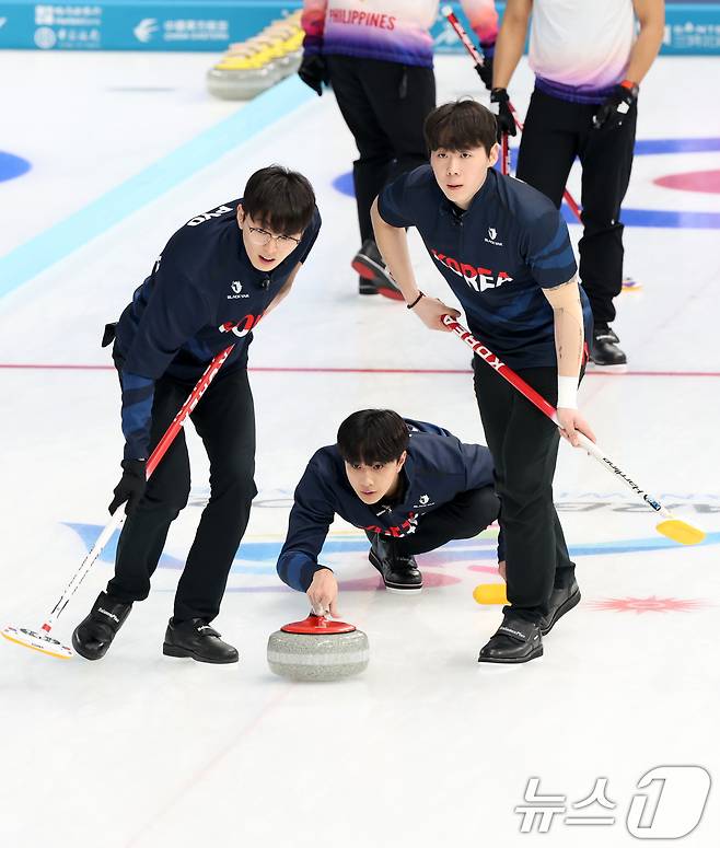 14일 중국 헤이룽장성 하얼빈시 핑팡컬링아레나에서 열린 하얼빈 동계아시안게임 남자 컬링 결승전 한국과 필리핀의 경기에서 김효준이 투구하고 있다. 2025.2.14/뉴스1 ⓒ News1 이승배 기자