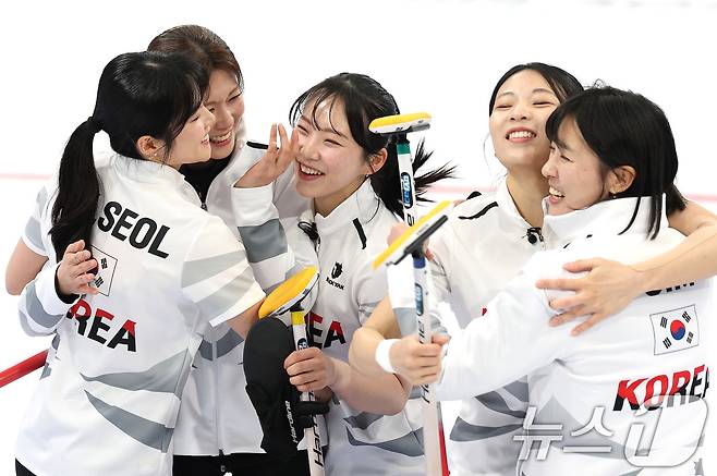 14일 중국 헤이룽장성 하얼빈시 핑팡컬링아레나에서 열린 하얼빈 동계아시안게임 여자 컬링 결승전 한국과 중국의 경기에서 7대2로 승리하며 금메달을 따낸 대표팀 선수들이 기뻐하고 있다. 2025.2.14/뉴스1 ⓒ News1 이승배 기자