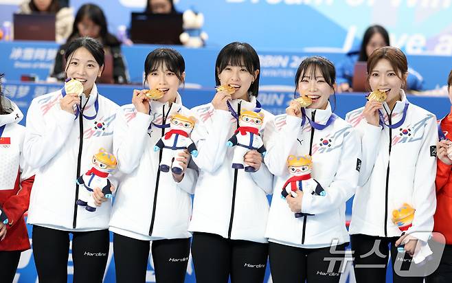 하얼빈 동계아시안게임 여자 컬링에서 금메달을 차지한 컬링 대표팀이 14일 중국 헤이룽장성 하얼빈시 핑팡컬링아레나에서 열린 시상식에서 메달을 깨물고 있다. 2025.2.14/뉴스1 이날 한국 여자 컬링은 중국을 상대로 7대2로 승리해 금메달을 차지했다. 2025.2.14/뉴스1 ⓒ News1 이승배 기자