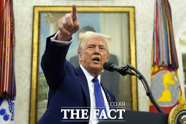 도널드 트럼프 미국 대통령이 러시아와 우크라이나 정상과의 연쇄 전화 통화를 통해 러우전쟁 종식 행보에 나섰다. 다만 전쟁 당사국의 내외부적 상황과 주변 국가들과의 외교적 문제 등으로 전쟁 종식 현실화는 생각보다 쉽지 않을 것이라는 분석도 나온다. /AP.뉴시스