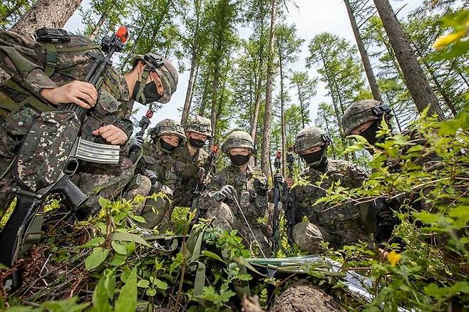 2021년 소대장 부임을 앞둔 육군 신임 장교들이 소부대 지휘훈련을 받고 있다. 육군 페이스북 갈무리