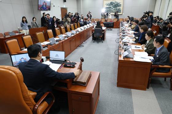 박찬대 국회 운영위원장이 14일 운영위원회 전체회의에서 김용원 상임위원 등 국가인권위원회의 헌정부정, 내란선전 행위와 관련한 감사원에 대한 감사요구안을 의결하고 있다. 뉴스1
