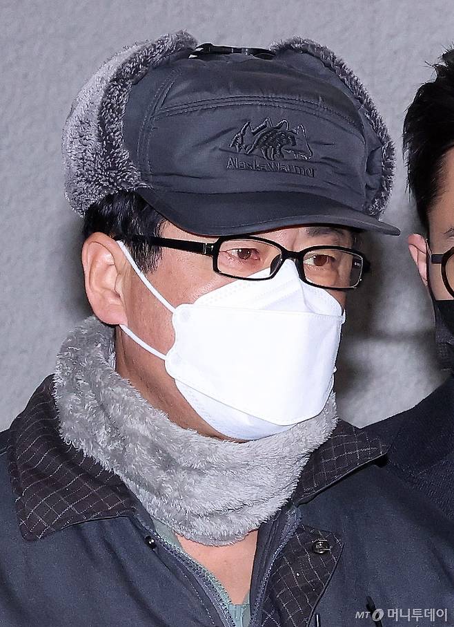 12·3 비상계엄 사태를 사전에 모의한 혐의를 받는 노상원 전 정보사령관이 24일 서울 은평구 서부경찰서에서 검찰로 송치되고 있다. 민간인 신분인 노 전 사령관은 박근혜 정부에서 정보사령관을 지낸 인물로 육군사관학교 선배인 김용현 전 국방부 장관을 도와 포고령을 작성하는 등 계엄을 사전에 기획한 혐의를 받고 있다. 2024.12.24/뉴스1 Copyright (C) 뉴스1. All rights reserved. 무단 전재 및 재배포, AI학습 이용 금지.