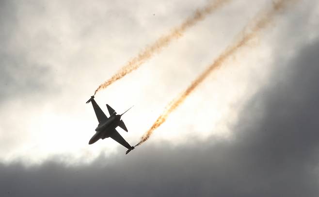 현대로템이 램제트 엔진개발 사업 참여를 준비하는 것으로 알려져 K방산의 초음식 미사일·전투기 개발에 대한 기대감도 오르고 있다. 지난해 11월 경기 수원시 공군 제10전투비행단에서 열린 '수원공군기지 주둔 70주년 기념 부대개방행사'에서 T-50 초음속 고등훈련기가 단기기동을 선보이는 모습. /사진=뉴스1