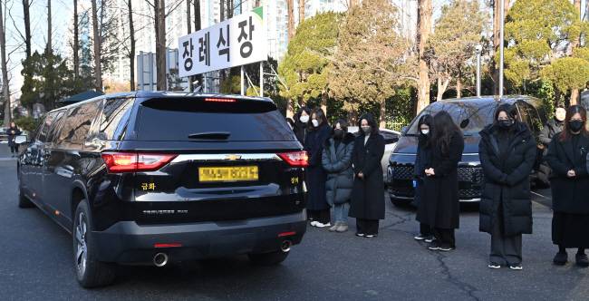 선생님들 눈물의 배웅… ‘대전 초교 흉기 사건’ 피해 학생 고 김하늘(8) 양의 발인식이 치러진 14일 오전 대전 서구 건양대병원 장례식장에서 해당 초교 교사들이 떠나는 운구 차량을 향해 고개 숙여 인사하고 있다. 백동현 기자